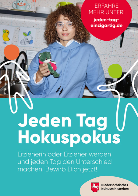 Werbeplakat zur Erzieherkampagne des Niedersächsischen Kultusministeriums. Eine junge Frau mit lockigen Haaren, Brille und blauem Hoodie steht in einer Küche und hält ein grünes Stofftier mit rotem Schal. Der Slogan 'Jeden Tag Hokuspokus' steht auf türkisem Hintergrund, darunter der Aufruf, sich als Erzieher/in zu bewerben. Grafische Elemente in Weiß, Orange und Grün sowie das Logo des Ministeriums sind integriert.